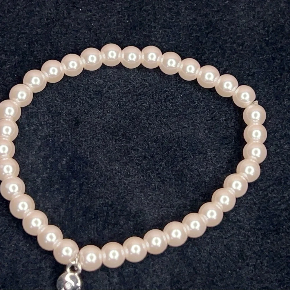 Vintage Pearly Style Bracelet Classic Retro Stretch Ivory White Silver Charm
